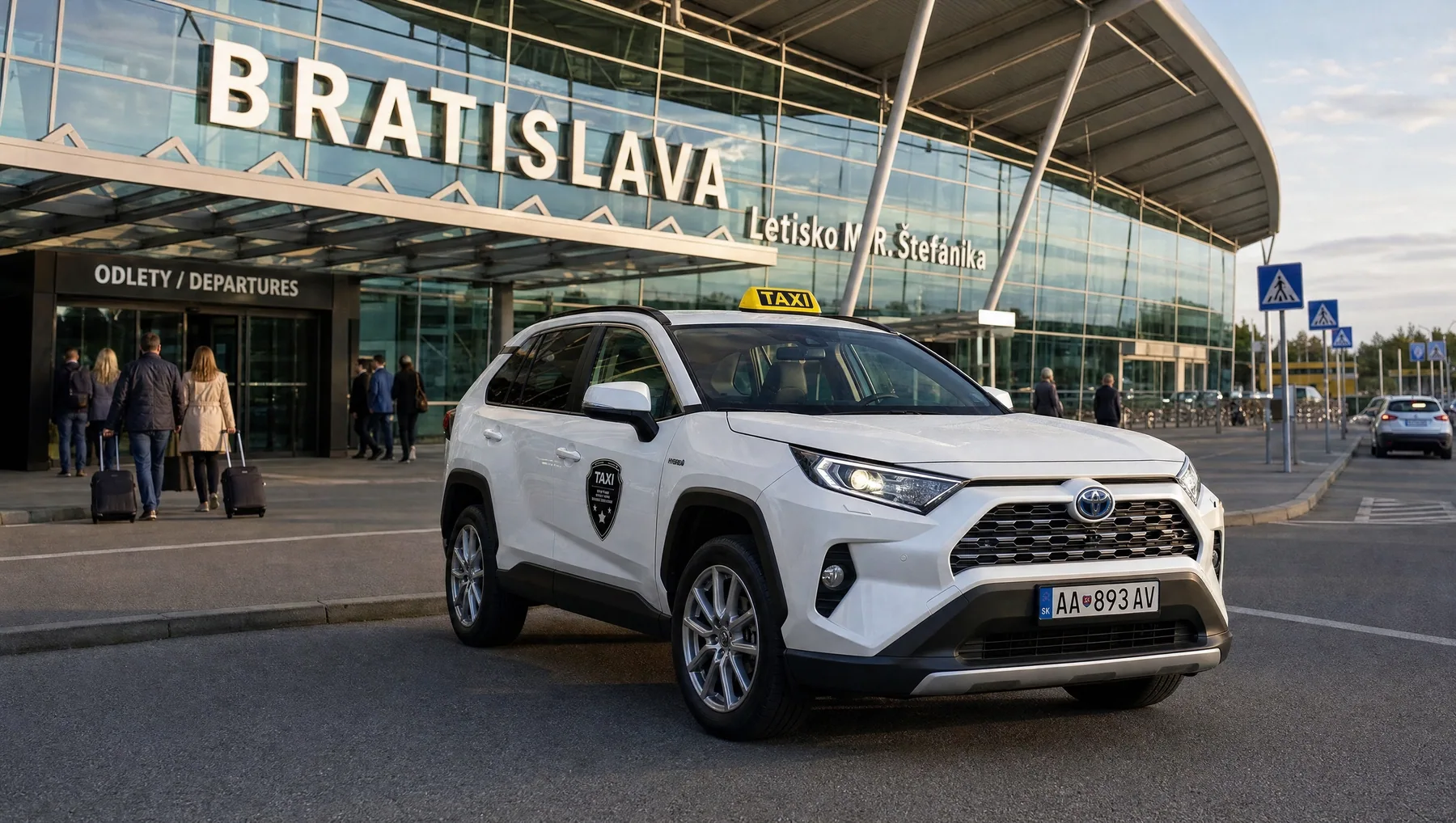 Biela Toyota RAV4 taxi pred letiskom Bratislava